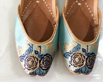 Blue Flower Printed Shoes, Women Jutti, Indian Khussa Jutti, Indian Ethnic Shoes, Women Mojaris, Women Khussa, shoes with brocade fabric
