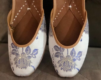 Women Mojari, Punjabi Jutti, Women Leather Shoes, Jutti, Indian Ethnic shoes, Women Mojaris, Women Khussa, Shoes With Floral Print