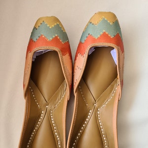 Chaussures femme multicolores, Chaussures imprimées, Chaussures ethniques indiennes, Mojaris femme, Khussa femme, Jutti punjabi imprimé, Chaussures décontractées pour femme