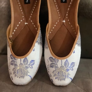 Women Mojari, Punjabi Jutti, Women Leather Shoes, Jutti, Indian Ethnic shoes, Women Mojaris, Women Khussa, Shoes With Floral Print