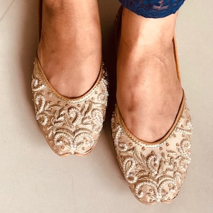 Chaussures de mariée en perles d'or rose, jutti de mariage pour femmes en cuivre, chaussures de soirée ethniques indiennes, mojaris pour femmes, khussa pour femmes, chaussures avec perles