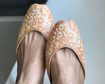 Bestickte Orange Khussa Schuhe, indische Mojari Juttis, Hochzeit Brautschuhe