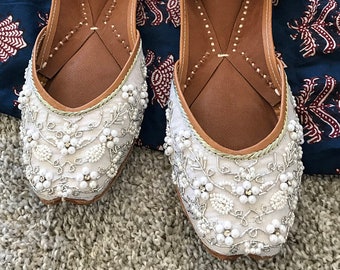 White Wedding Shoe, White Silver Embroidered Wedding Shoes, Beaded Bridal footwear, Ethnic Indian shoes, Indian  juttis, mojaris, Khussa