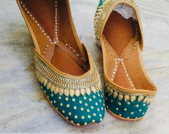 Grün & Gold Mojari Schuhe, indische Khussa Juttis, ethnische Hochzeitsschuhe