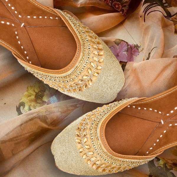 Gold Embroidered Party Shoes , Gold Bridal Women Jutti, Gold Punjabi Jutti, Indian Ethnic shoes, Women Mojaris, Women Khussa shoes with bead