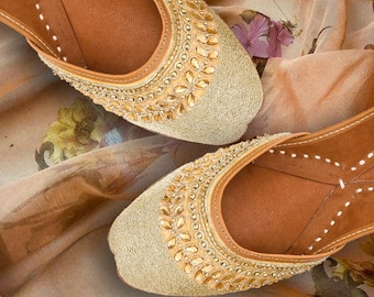 Gold Embroidered Party Shoes , Gold Bridal Women Jutti, Gold Punjabi Jutti, Indian Ethnic shoes, Women Mojaris, Women Khussa shoes with bead