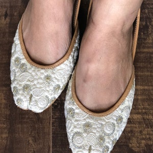 Off White Wedding Shoes, White shoes for Bride,White Ballet Shoes, Embroidered Shoes, Indian Shoes, Sequin Shoes, Mojaris, Jutti flats 画像 5
