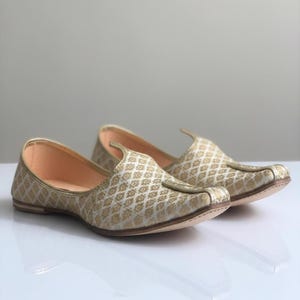 Extra Large White & Gold Indian Jutti Shoes for Men – Handmade Groom Footwear, Ethnic Khussa