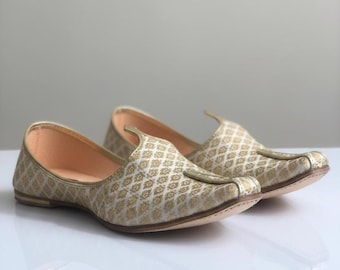 Extra Große Weiß & Gold Indische Jutti Schuhe für Männer - Handgemachte Bräutigam Schuhe, Ethnische Khussa