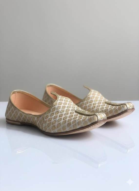 Extra Large White & Gold Indian Jutti Shoes for Men – Handmade Groom Footwear, Ethnic Khussa