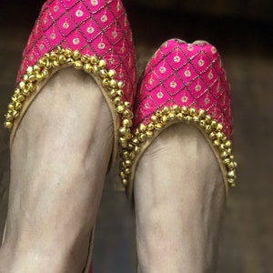 Pink Bridal Shoes, Trending Shoes, Indian Shoes Flip Flop, Pink Ballet Shoes, Embroidered Wedding Shoes, Punjabi Juttis, Khussa Shoes image 8