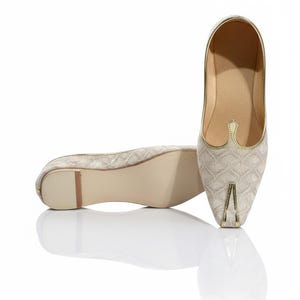 Men’s Off-White Wedding Khussa Shoes – Indian Ethnic Juttis, Groom & Groomsmen Footwear, Festive Slip-Ons