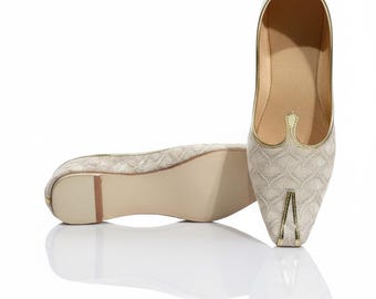 Herren Off-White Hochzeit Khussa Schuhe - indische ethnische Juttis, Bräutigam & Trauzeugen Schuhe, festliche Slip-Ons