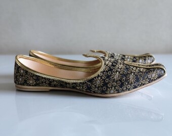 Khussa para hombre, talla 7.5 (EE. UU.), color negro y dorado: juttis indios de boda hechos a mano, calzado étnico para novios.