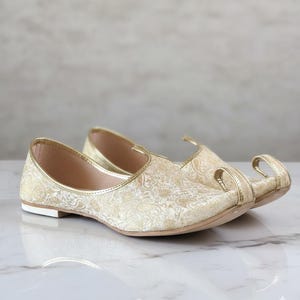 White & Gold Men’s Juttis – Handmade Indian Wedding Shoes, Groom Footwear, Ethnic Slip-Ons