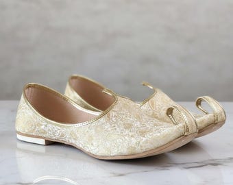 Weiss & Gold Herren Juttis – Handgefertigte indische Hochzeitsschuhe, Bräutigam Schuhe, ethnische Slip-Ons