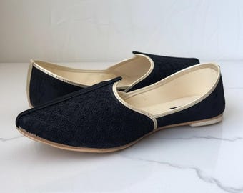 男性用刺繍入りブラッククッサシューズ - ハンドメイドインド製ジュッティ、民族衣装、結婚式、お祝いの履物