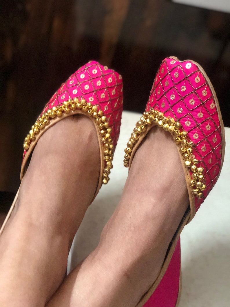 Pink Bridal Shoes, Trending Shoes, Indian Shoes Flip Flop, Pink Ballet Shoes, Embroidered Wedding Shoes, Punjabi Juttis, Khussa Shoes image 3