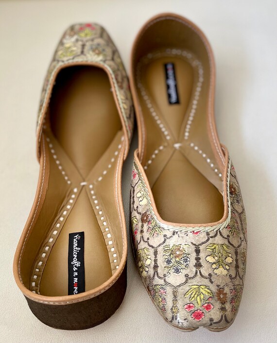 Natural embroidery women's jutti best sale flats