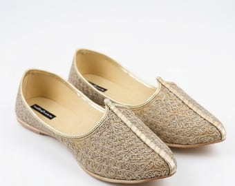 Handmade Off-White Punjabi Jutti for Men – Traditional Indian Khussa Shoes, Wedding & Casual Slip-Ons
