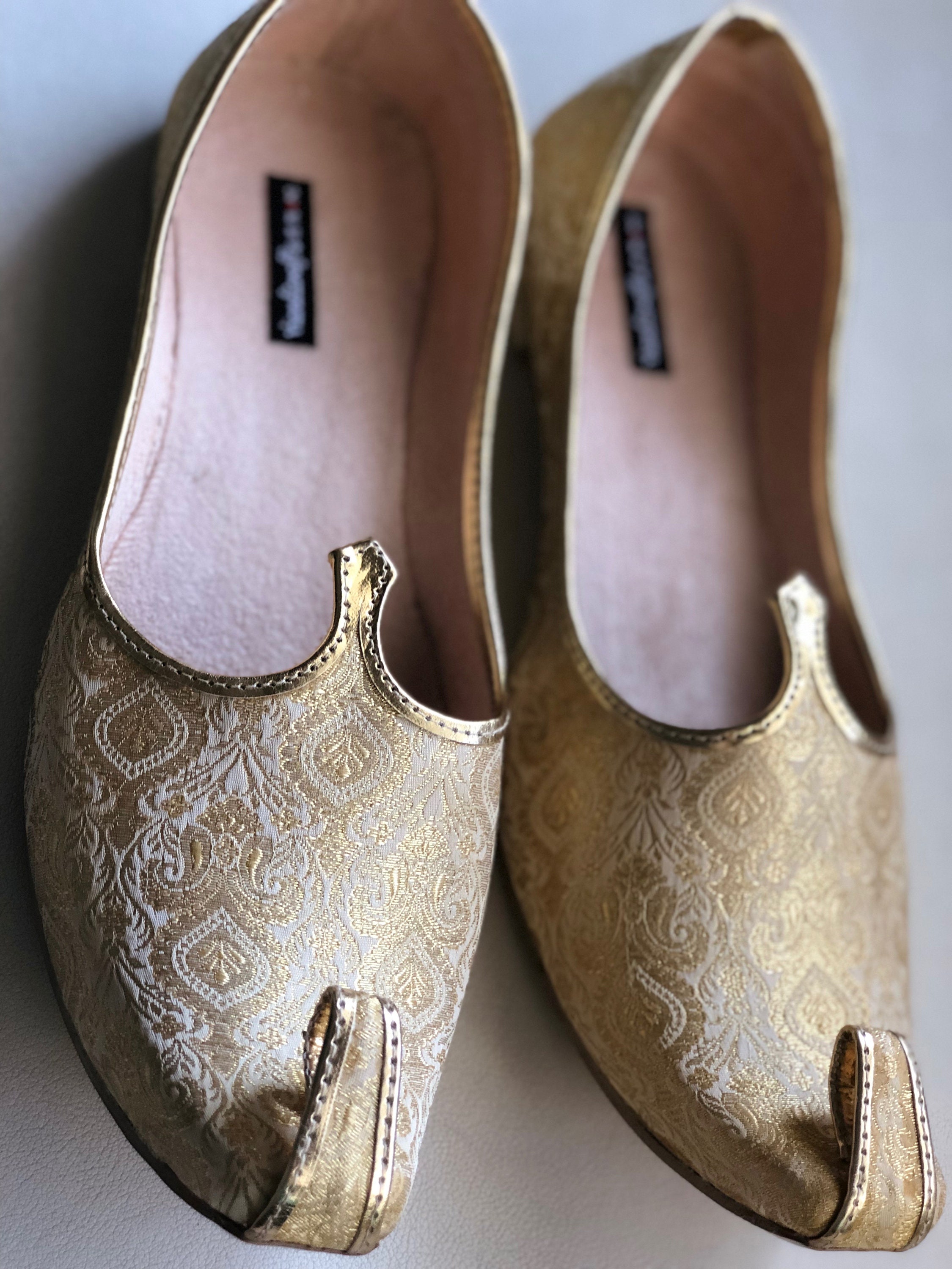 Custom Made Schoenen Punjabi Jutti Handgemaakte Schoenen Khussa Schoenen voor Mannen Trouwschoenen voor Bruidegom Schoenen Herenschoenen Juttis en mojaris Traditionele Schoenen Off White schoenen mannen 