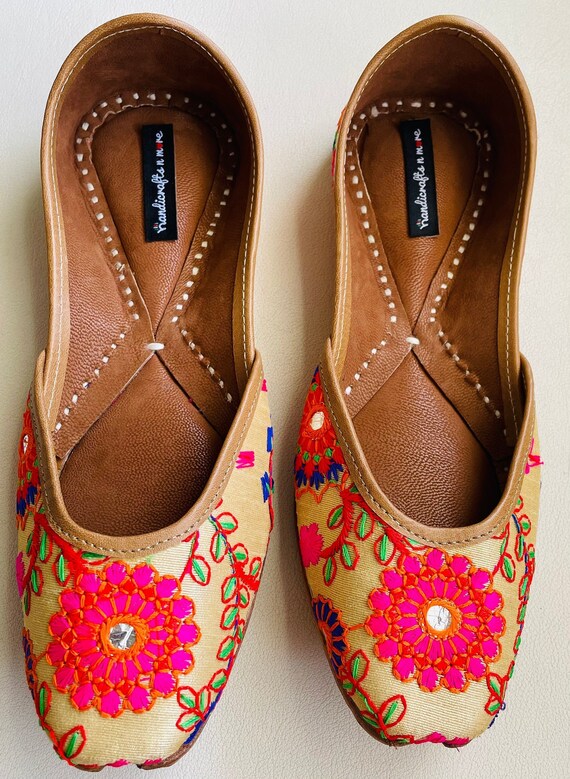 Natural embroidery women's jutti best sale flats