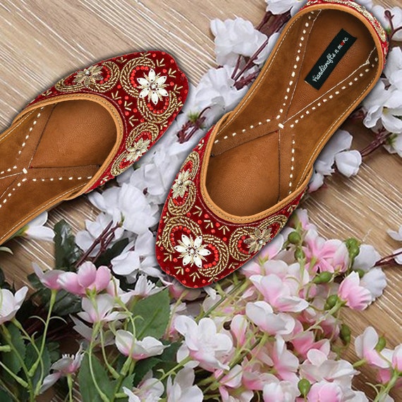 Premium Photo | Illustration of Golden Punjabi wedding shoes for women