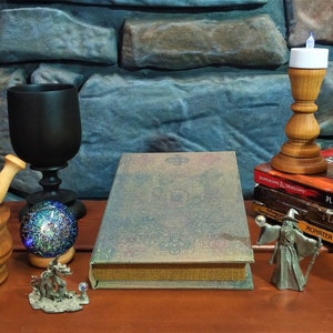 Dungeons and Dragons D&D DND Livro oco Conjunto de caixa de dados com capa cinza claro com 1 conjunto de 7 dados, um caderno e muito mais.Pathfinder Cathulu warhammer