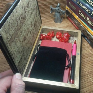 Conjunto de caixa de dados vermelha de livro oco com 1 conjunto de 7 dados, um caderno e muito mais. DND D&D Dungeons and Dragons Pathfinder Cathulu martelo de guerra Herói da Marvel