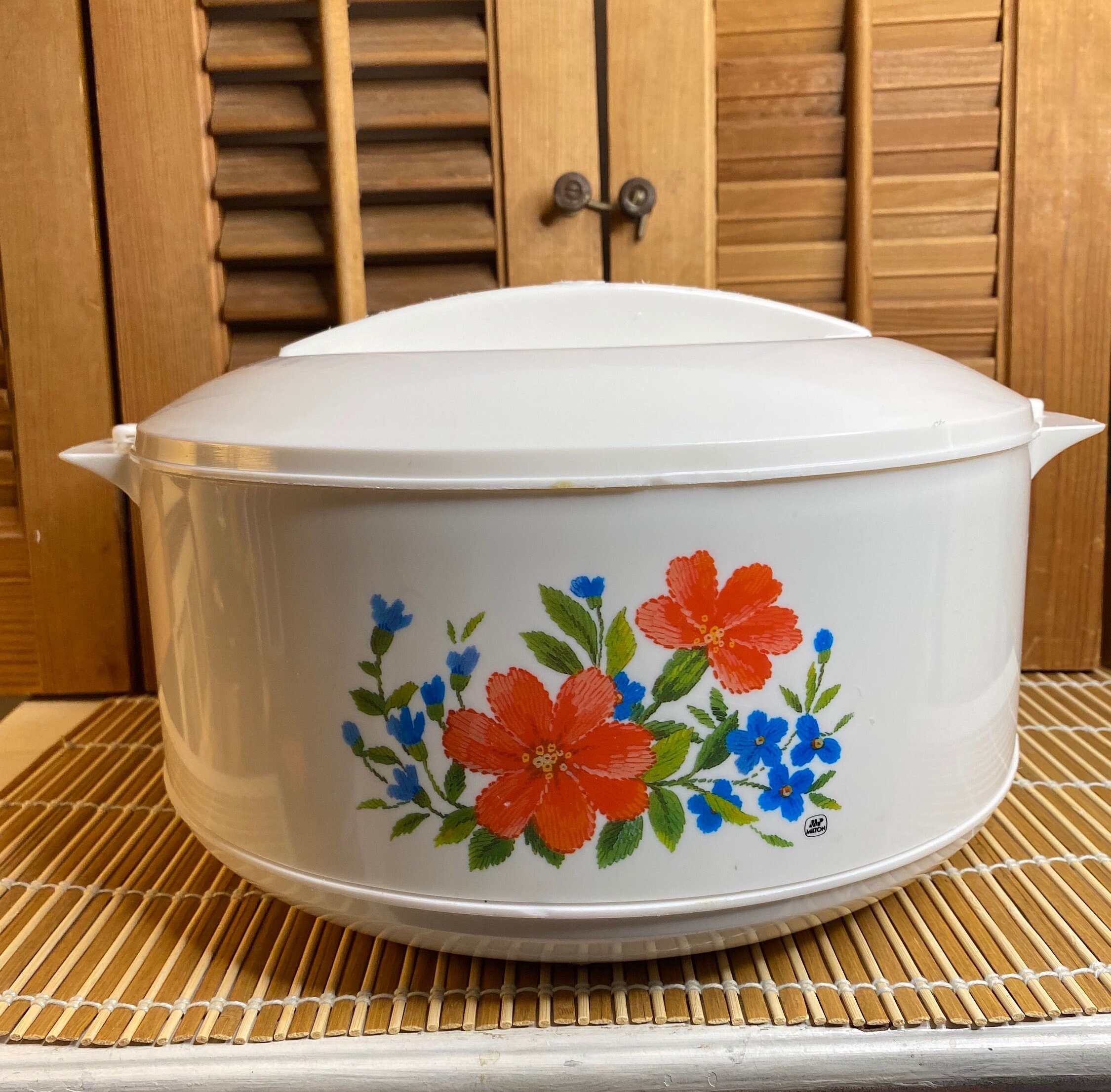 Microwavable Insulated Serving Bowl with Locking Lid
