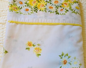 Vintage Sheet, 1970’s Daisies, Queen Flat, by Morgan Jones