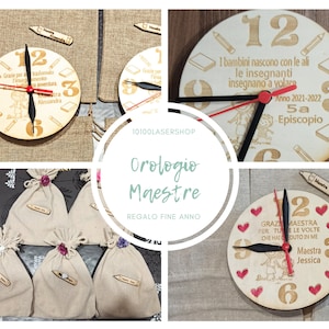 Può includere: Orologio in legno con lancetta rossa e nera, raffigurante un'insegnante e dei bambini con il testo "I bambini nascono con le ali le insegnanti insegnano a volare Anno 2021-2022 5a Episcopio".