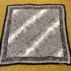 Vintage 100% Silk Oscar de la Renta Company Scarf