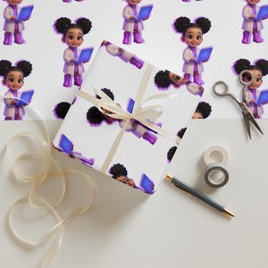 Hojas de papel de regalo de niña afroamericana de dibujos animados
