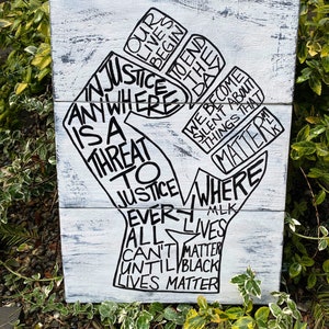 Inspirierendes Martin Luther King-Zitat, kraftvolles Black Lives Matter-Schild, BLM-Faustkunstwerk