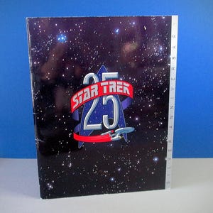 Op de afbeelding: Een Star Trek 25th Anniversary boek. De omslag toont een sterrenachtergrond met het Star Trek-logo, het nummer 25 en een rode banner. Een zilverkleurig ruimteschip is ook zichtbaar.
