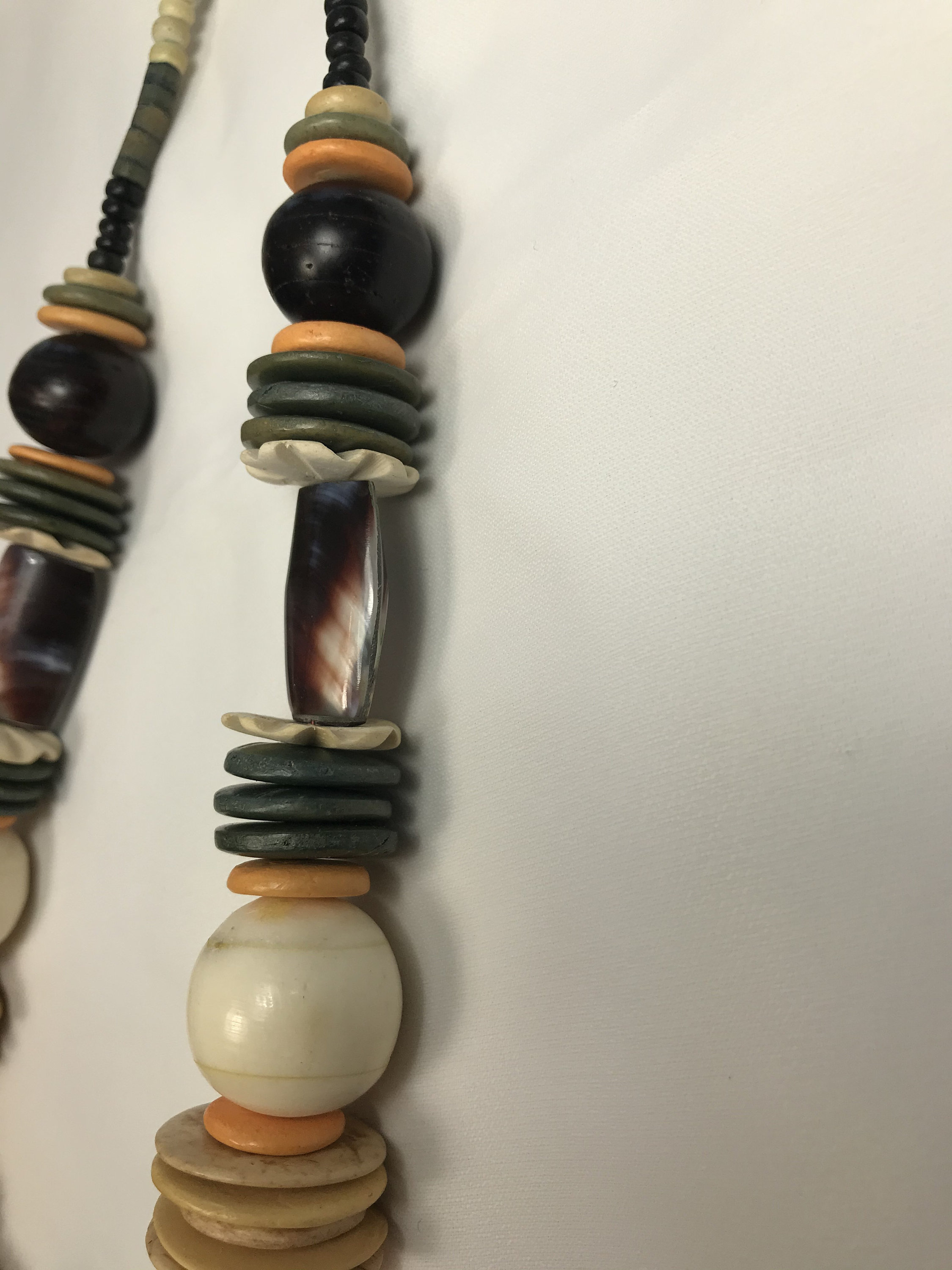 Collar de madera de coco, cuerno, concha y hueso - Etsy España