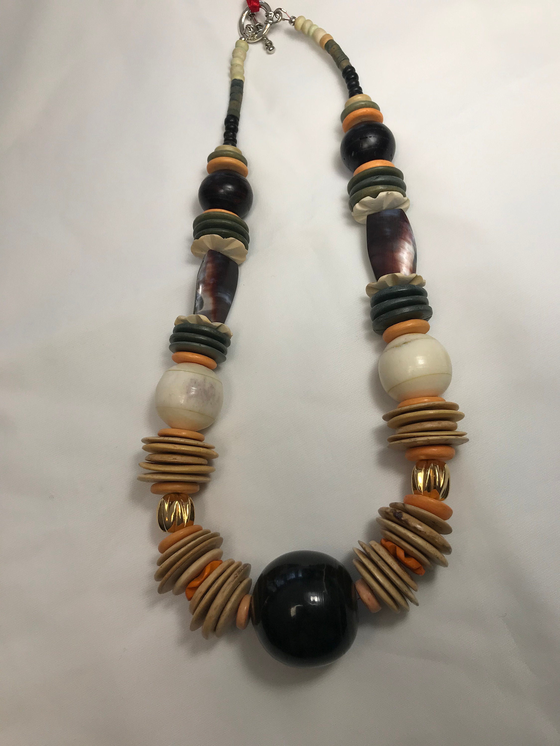 Collar de madera de coco, cuerno, concha y hueso - Etsy España