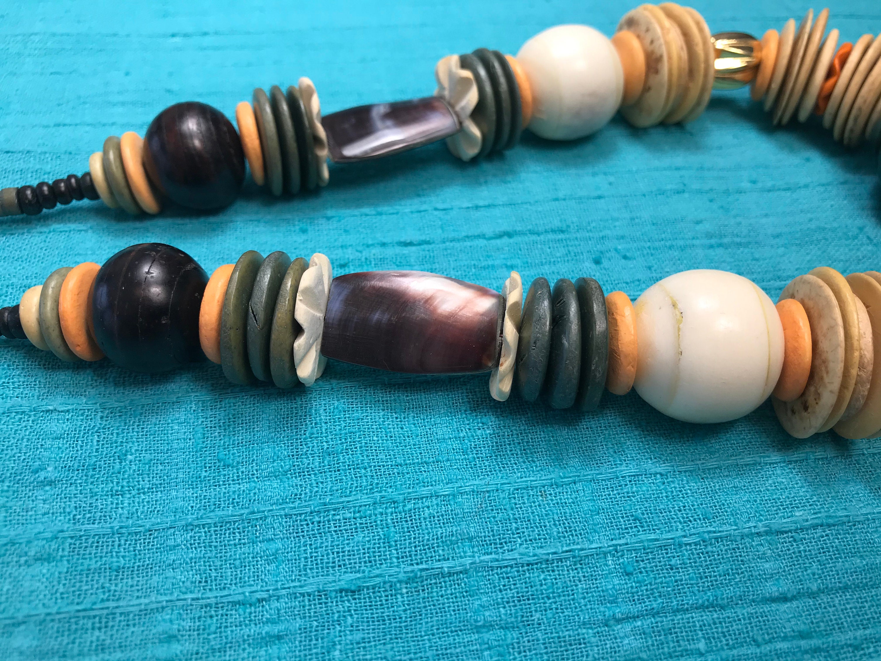 Collar de madera de coco, cuerno, concha y hueso - Etsy España