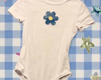 Body blanco de manga corta para mujer con aplique de flores hecho a mano.