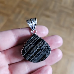Schwarzer Turmalin Anhänger silber boho ethno vintage Tropfen Edelstein