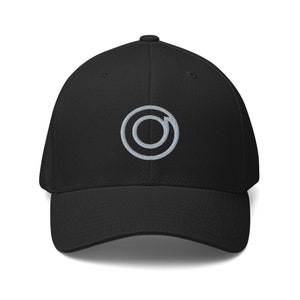 Könnte beinhalten: Schwarze Baseballkappe mit einem weißen gestickten Logo eines Kreises mit einem Pfeil darin.