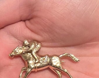 Vintage 14k gold Race horse and Jockey Equestrian Rider Brooch