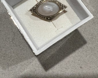 Vintage 10k white gold and oval Agate brooch /pin