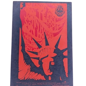 Może przedstawiać: Winietkowy plakat koncertowy w kolorze czerwonym i czarnym. Plakat przedstawia stylizowane zdjęcie Statuy Wolności i tekst "The Sweet Inspirations, John Sebastian, The Big 3, The March Hare, The Fugs, and The Holy Modal Rounders".