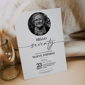 TARA - 写真付き 70 歳の誕生日招待状テンプレート、女性向けのシンプルな 70 歳の誕生日招待状、Look Who の 70 歳の誕生日招待状、編集可能な招待状