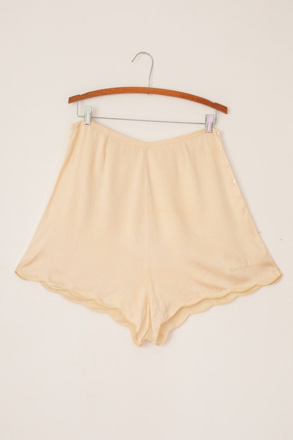 vintage 1930s cream silk tap shorts | scalloped | 