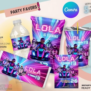 Puede incluir: Conjunto de recuerdos de fiesta con temática de carreras con el texto "Lola cumple 13". Incluye etiqueta para botella de agua, envoltorio de barra de caramelo, bolsa de golosinas, caja de jugo e invitación. El diseño es rosa, azul y morado.