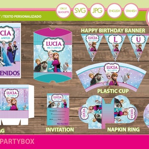 Puede incluir: Suministros para fiestas de Frozen con un esquema de color azul y morado con imágenes de Elsa y Anna de la película Frozen. El conjunto incluye un cartel de bienvenida, una bolsa de dulces, un vaso de plástico, un anillo de servilleta, platos, círculos y una invitación. El texto en los artículos dice "Lucia Mis 3 Anitos" que se traduce como "Lucia Mis 3 Años".