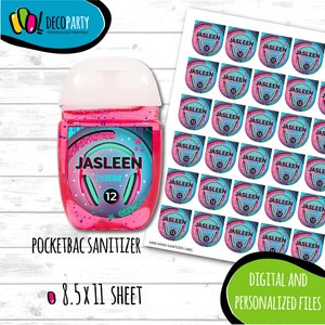 Puede incluir: Una hoja de etiquetas de desinfectante de manos personalizadas de 8,5 x 11 pulgadas con un diseño rosa y azul con auriculares y el texto "Jasleen 12th Birthday".